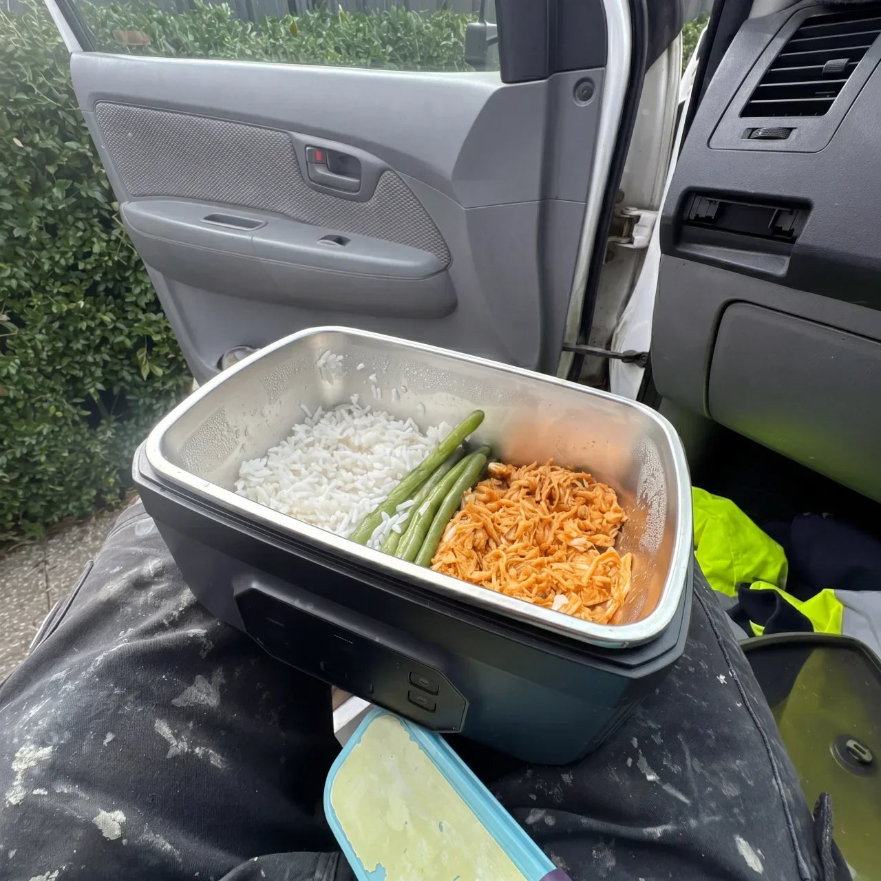 Real Aussie worker eating hot meal from MySmokoMate
